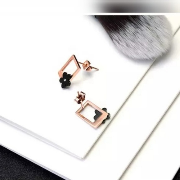 3/$20{Couture Warrior}Rose Gold Flower Earrings - Picture 3 of 4